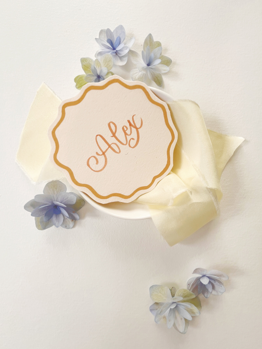 Squiggle Wave Place Cards Round Peach